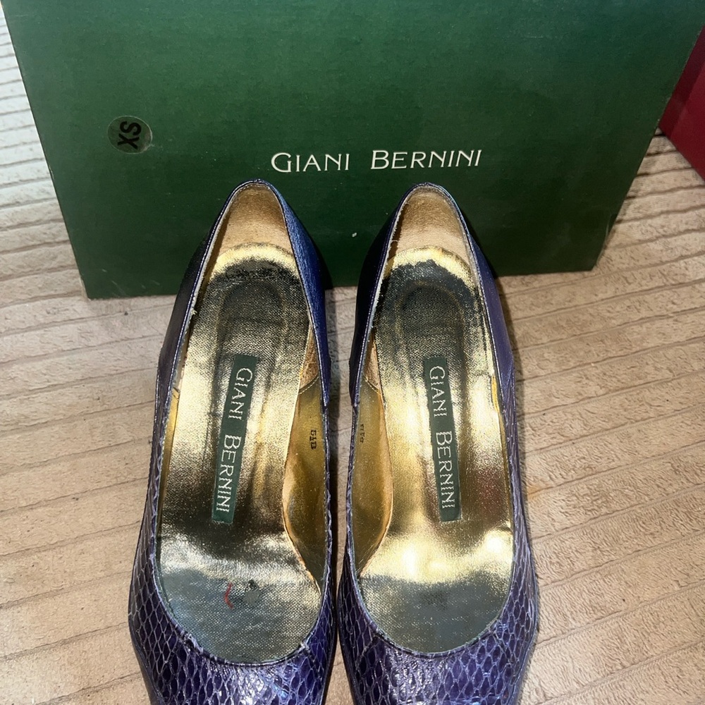 Giani Bernini Snakeskin Purple Heels snakeskin size 5 1/2 B
